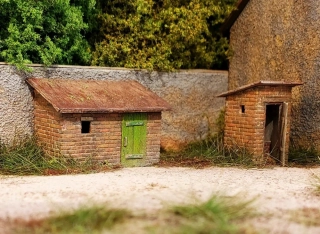 Model Scene Cihlová kadibudka s kůlnou TT
